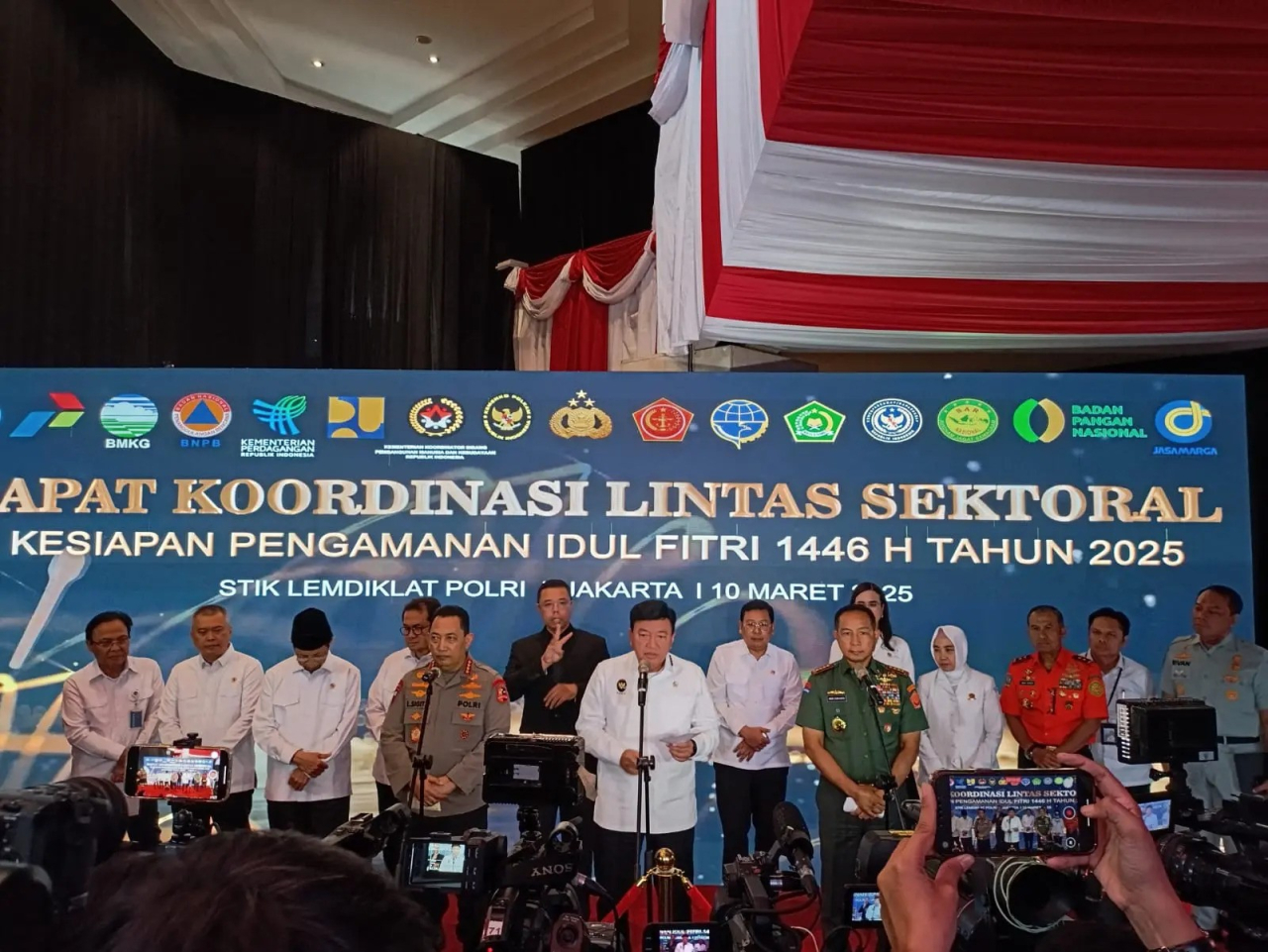 Rapat lintas sektoral dalam menghadapi arus mudik dan balik Lebaran 2025. Ia memprediksi puncak arus mudik Lebaran 2025 terjadi mulai 28 Maret.