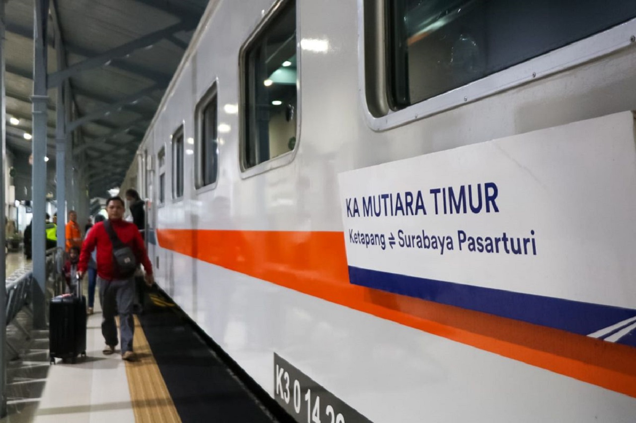 KA Mutiara Timur tiba di Stasiun Jember, Jawa Timur. SP/ JBR