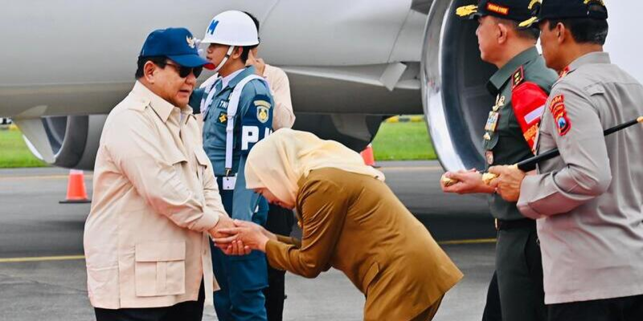 Khofifah Indar Parawansa menemani Presiden Prabowo Subianto saat meresmikan smelter emas milik PT Freeport Indonesia di Gresik.