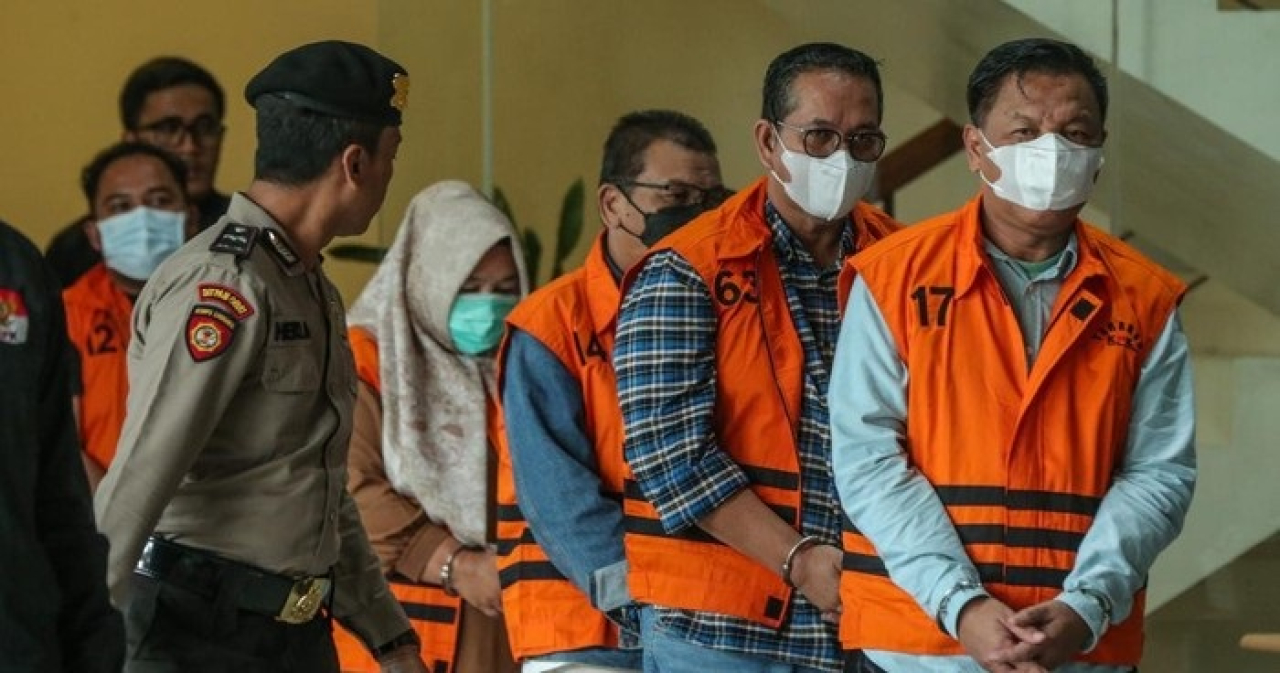 KPK menetapkan Kadis PUPR OKU, tiga anggota DPRD dan dua orang swasta sebagai tersangka kasus dugaan suap dan pemotongan anggaran pada proyek di Dinas PUPR OKU