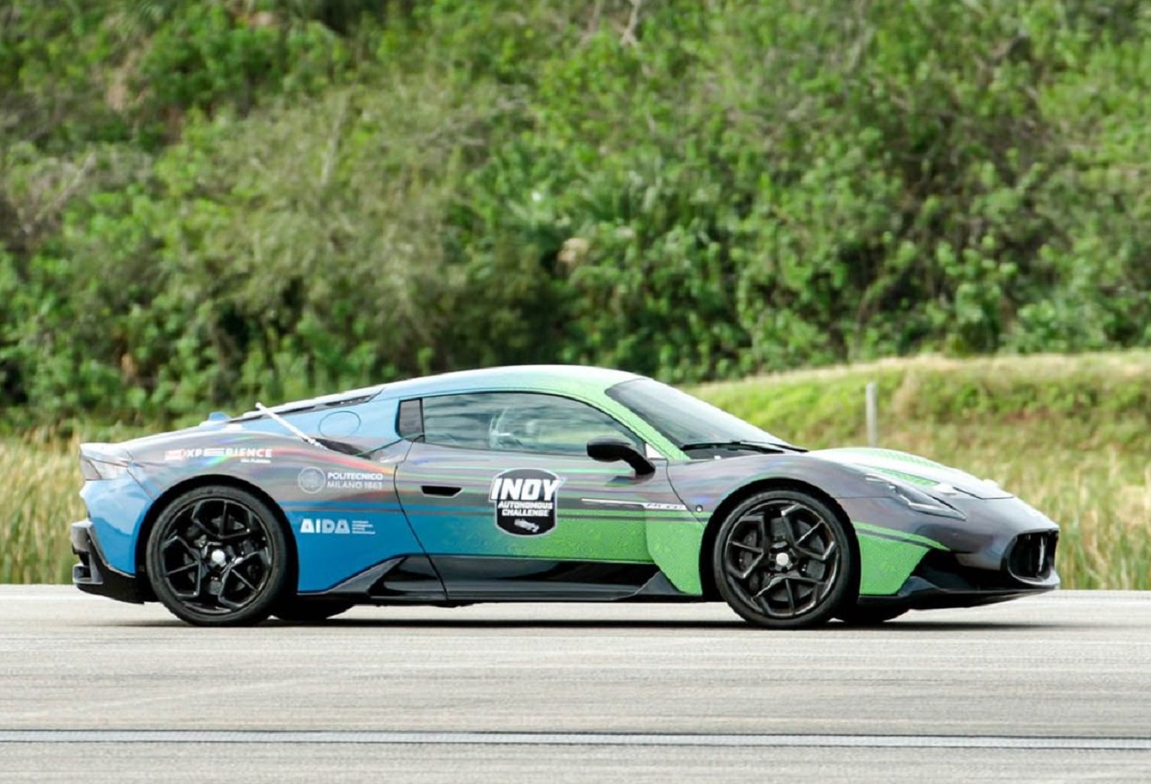Maserati MC20 catatkan rekor dunia dengan kecepatan luar biasa 197,7 mph (318 km/jam) di Kennedy Space Center NASA tanpa sopir.