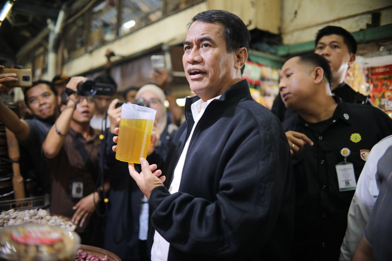 Menteri Pertanian Andi Amran Sulaiman menemukan lagi volume MinyaKita yang tidak sesuai takaran saat inspeksi mendadak (sidak) di Pasar Gede Hardjonagoro Solo, Surakarta, Jawa Tengah, Selasa (11/3/2025).