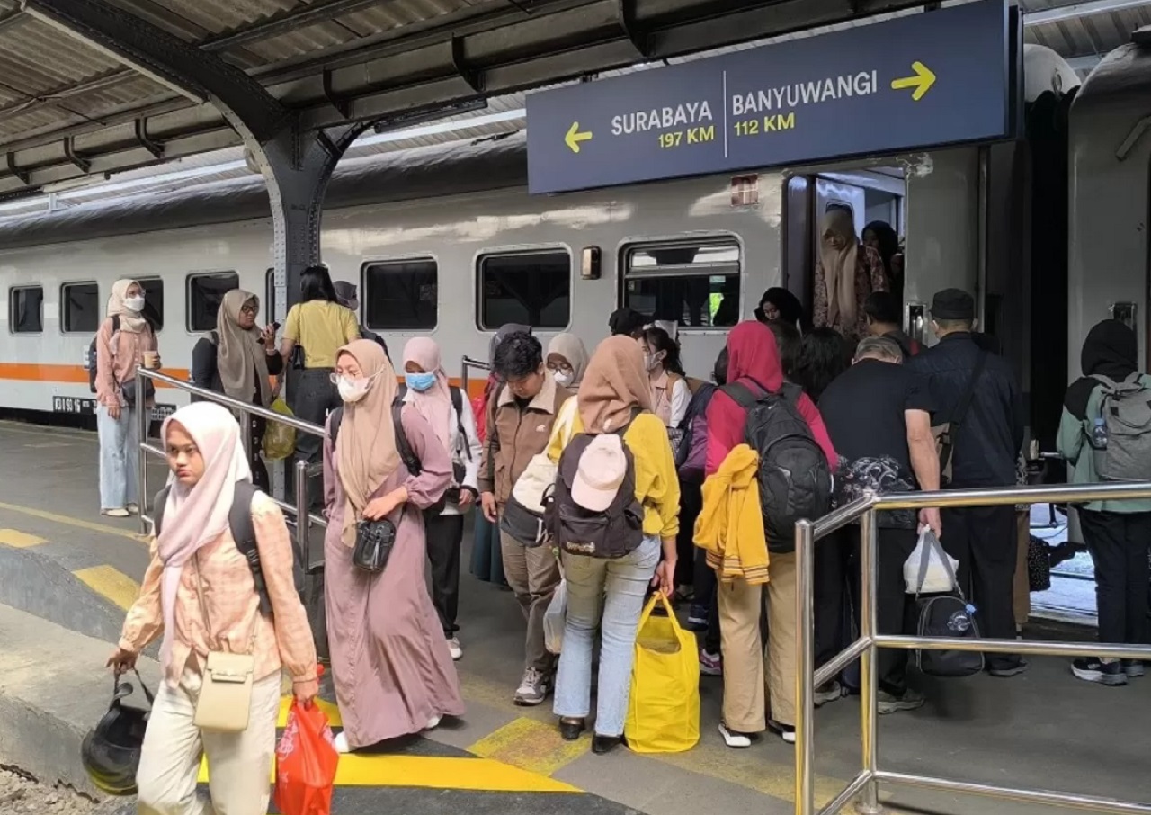 KAI Daop Jember dipenuhi penumpang jelang Lebaran. SP/ JBR