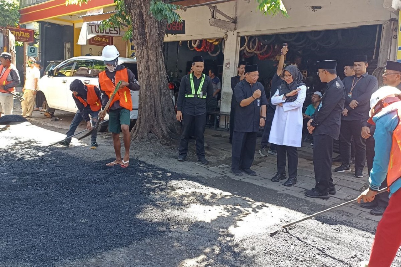 Bupati Ipuk meninjau perbaikan jalan rusak Banyuwangi, Jawa Timur. SP/ BYW