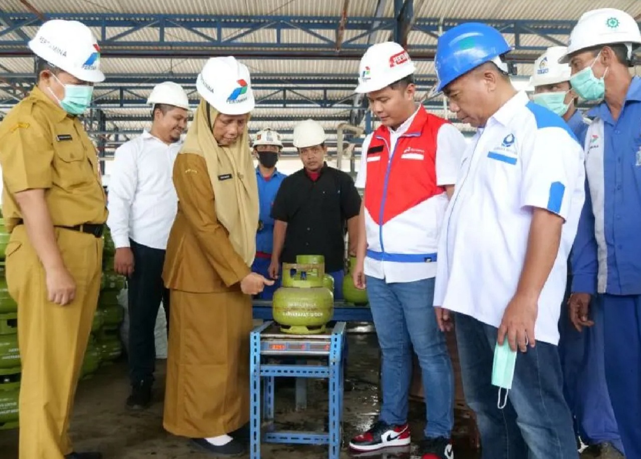 Petugas melakukan pemantauan ke sejumlah Stasiun Pengisian Bulk Elpiji (SPBE) di Lumajang, Jawa Timur. SP/ LMJ