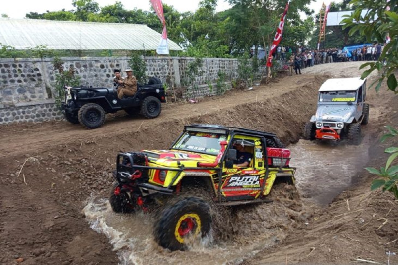 Wali Kota Madiun Maidi bersama Wakil Wali Kota Bagus Panuntun saat meresmikan dan meninjau uji coba sirkuit offroad Bantaran Sungai Madiun, Jawa Timur. SP/ MDN