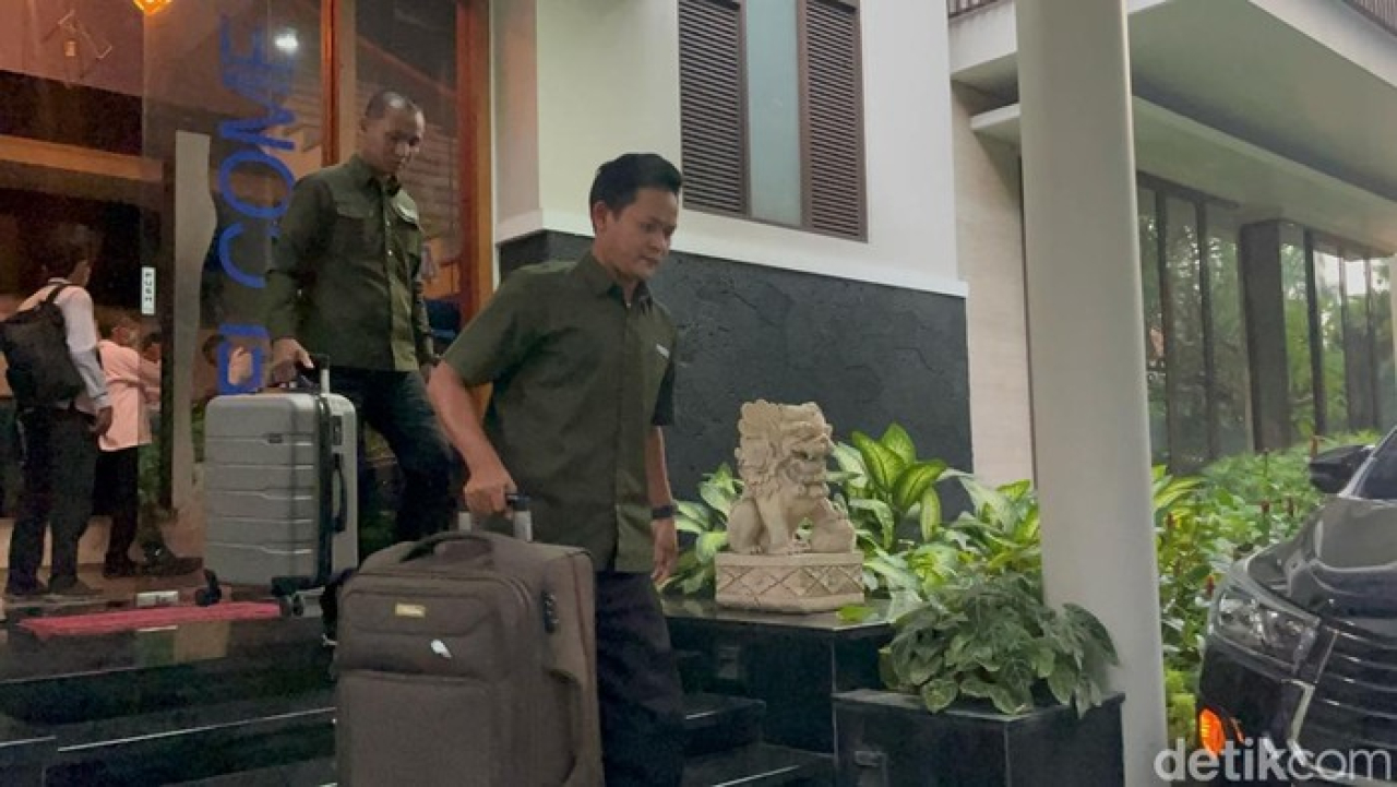 Beberapa penyidik KPK saat membawa barang bukti yang ditaruh di dalam 2 kopor besar usai menggeledah kantor pengacara VISI Law Office, milik eks pegawai KPK, Rasamala Aritonang.