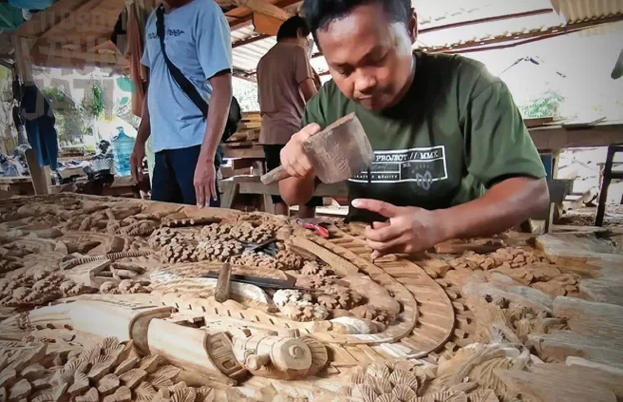 Ilustrasi. Salah satu perajin kaligrafi kayu jati di Kabupaten Bojonegoro, Jawa Timur. SP/ TLG