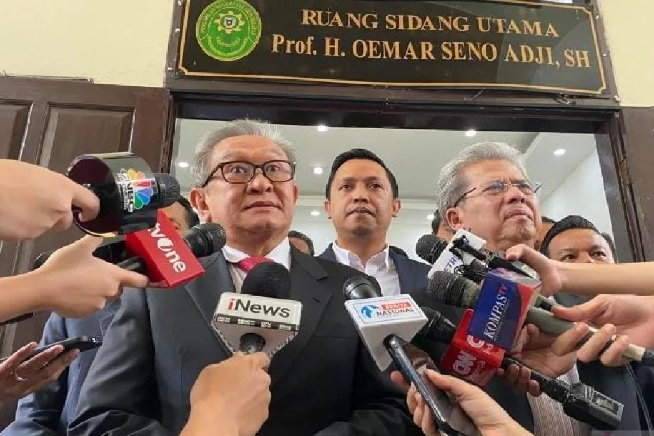 Tim kuasa hukum Hsto Kristiyanto, Maqdir Ismail, Ronny Talapessy, di Pengadilan Negeri Jakarta Selatan, Senin (3/3/2025).