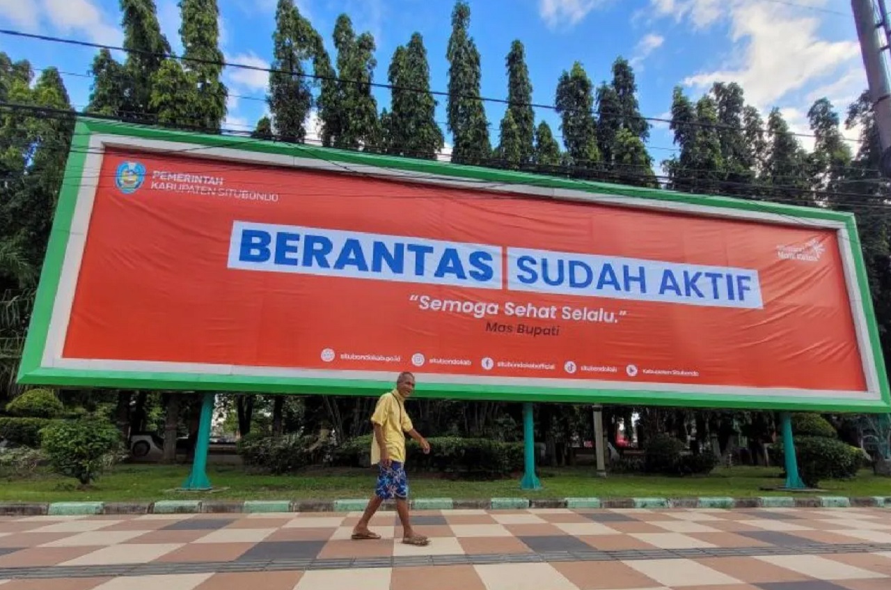 Pemkab Situbondo, Jawa Timur, mengumumkan menggunakan billboard program Berantas bisa digunakan. SP/ STB
