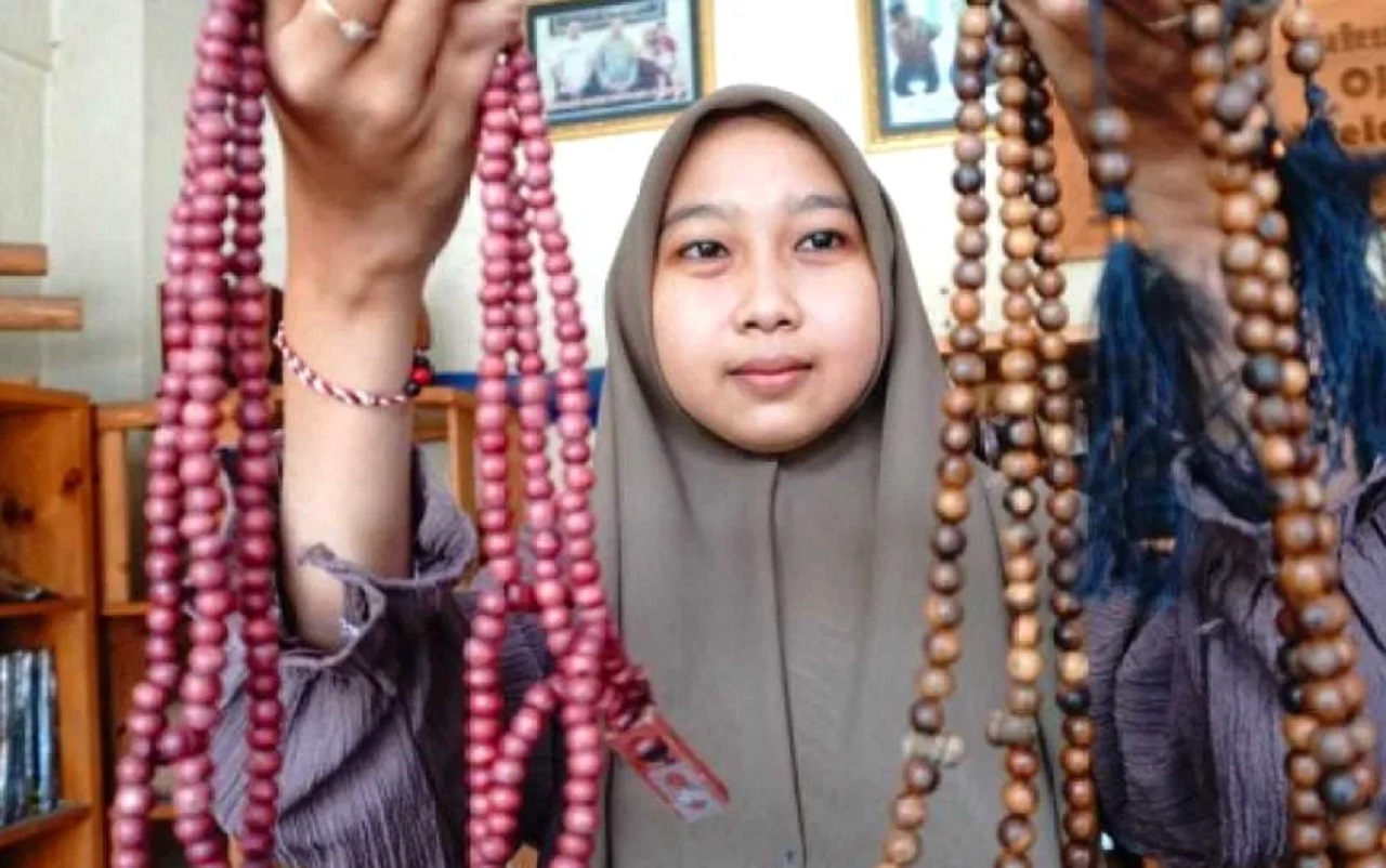 Salah satu perajin tasbih gaharu di Jombang, Jawa Timur. SP/ JBG