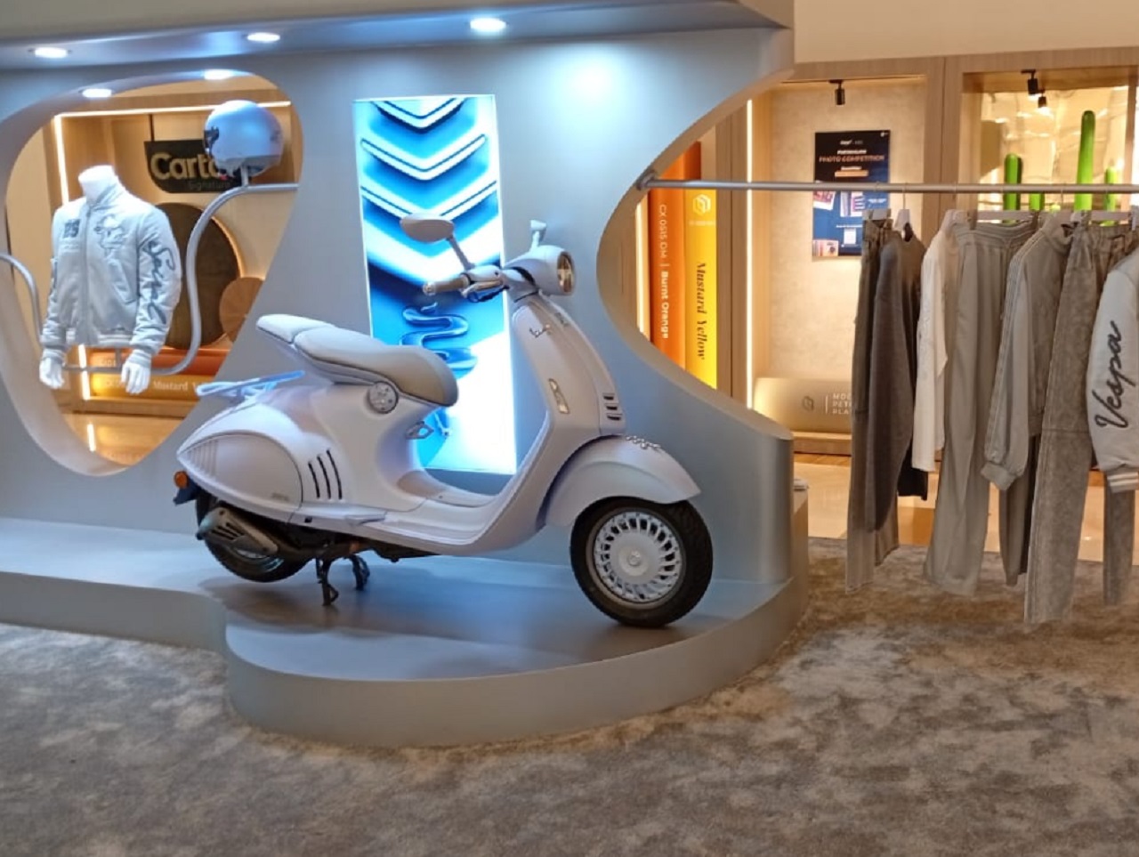 Vespa 946 Snake edisi terbatas dipamerkan di Pacific Place Mall Jakarta. SP/ JKT