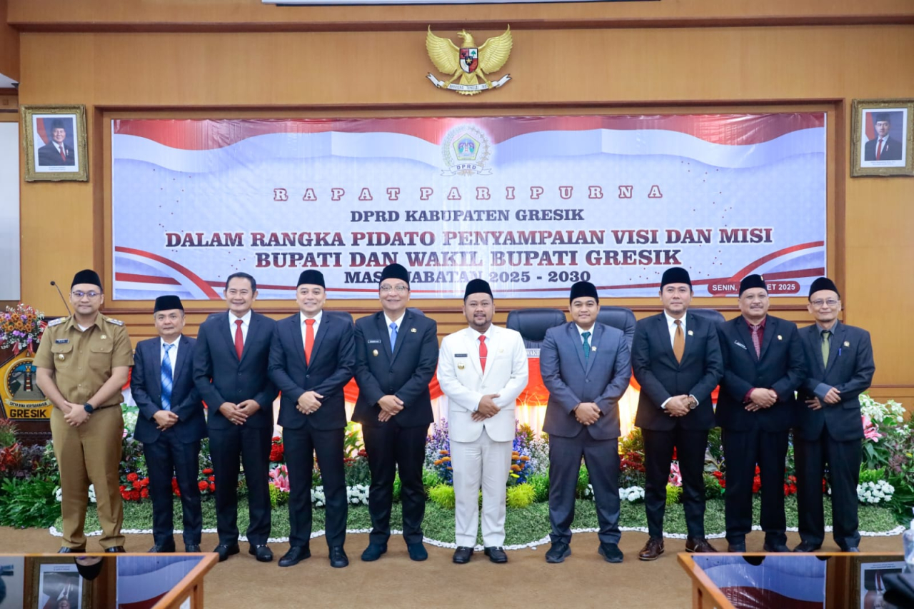 Usai menyampaikan visi dan misi Bupati dan Wabup Gresik berfoto bersama tamu-tamu undangan istimewa, yakni Walikota Surabaya Eri Cahyadi, Bupati Lamongan Yuhronur Efendi, Wabup Bangkalan dan Wabup Mojokerto. SP/M Aidid