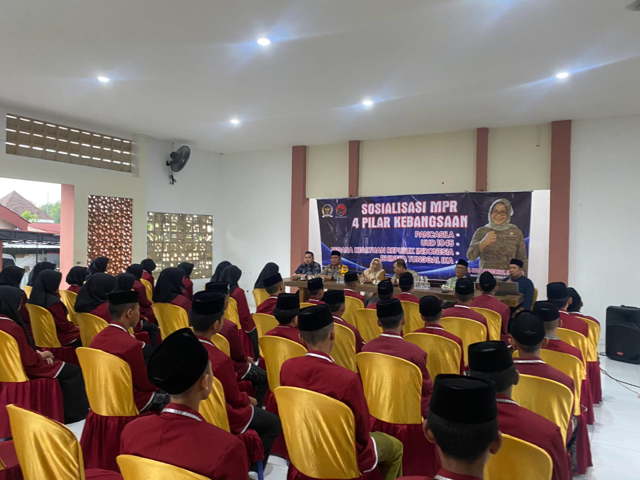 Anggota DPR RI Komisi VI Fraksi PDI Perjuangan Sadarestuwati saat sosialisasi Empat Pilar Kebangsaan di Pesantren Bhakti Bapak Emak