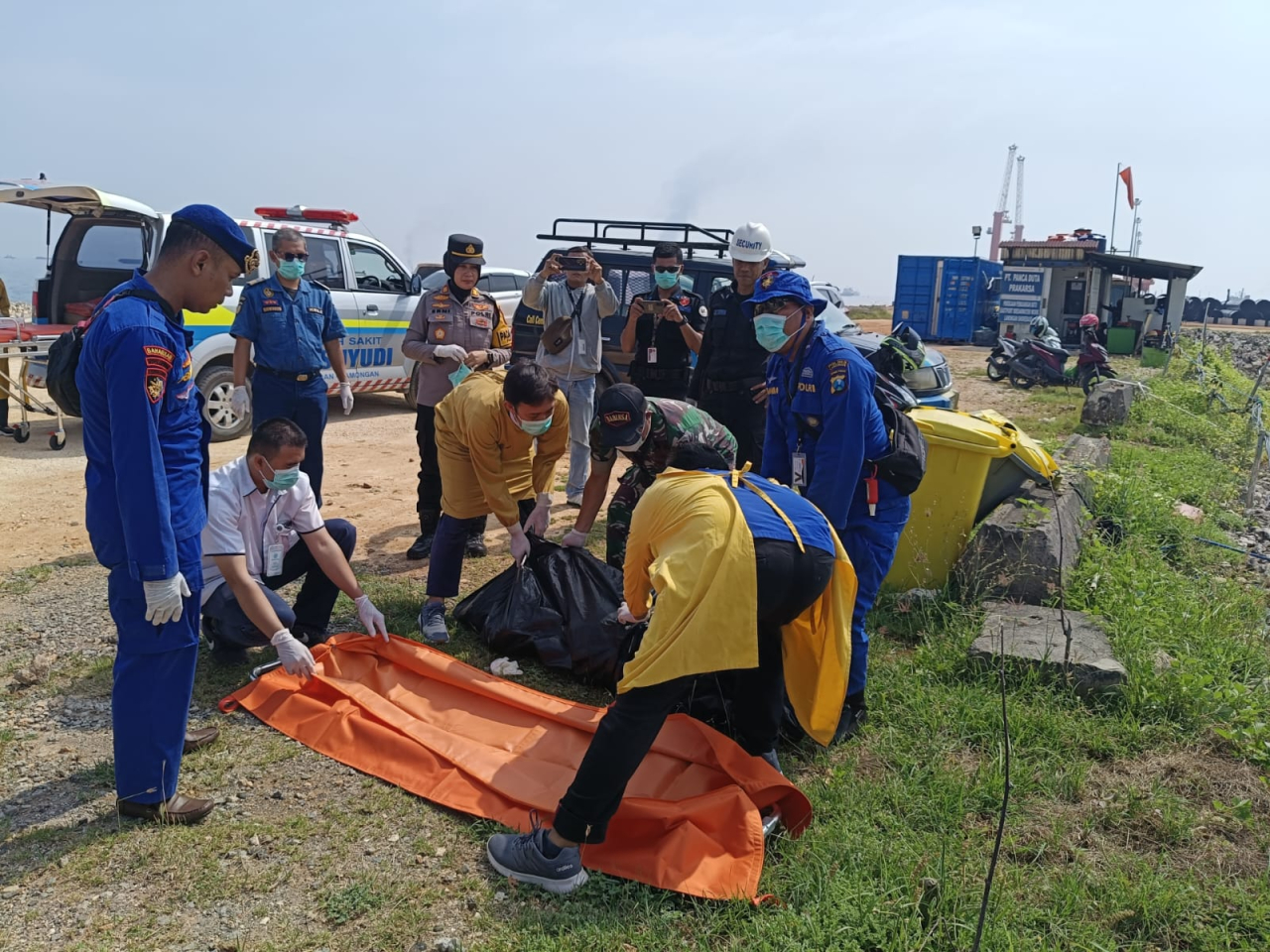 Petugas mengevakuasi jasad korban yang diketahui meninggal dunia. SP/MUHAJIRIN