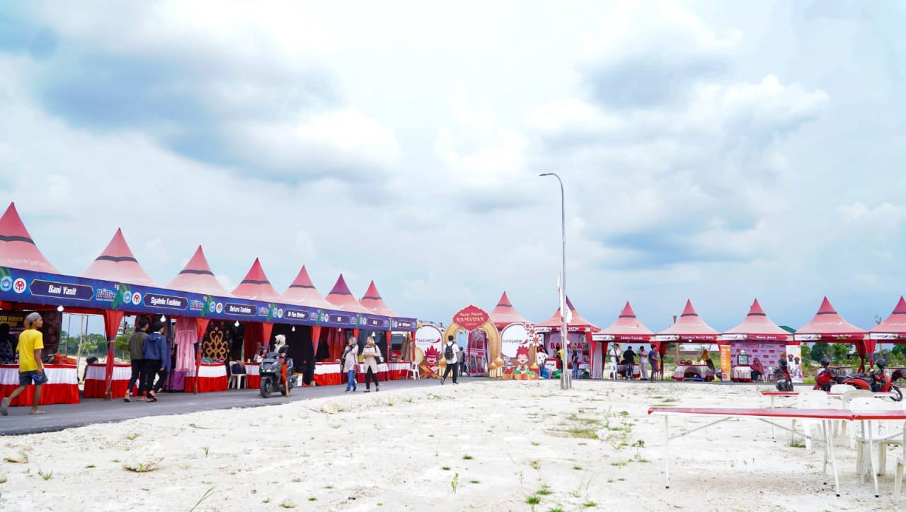 Pelaku UMKM dengan produk unggulannya ikut meramaikan dalam festival Ramadhan Meriah di Lamongan. SP/IST