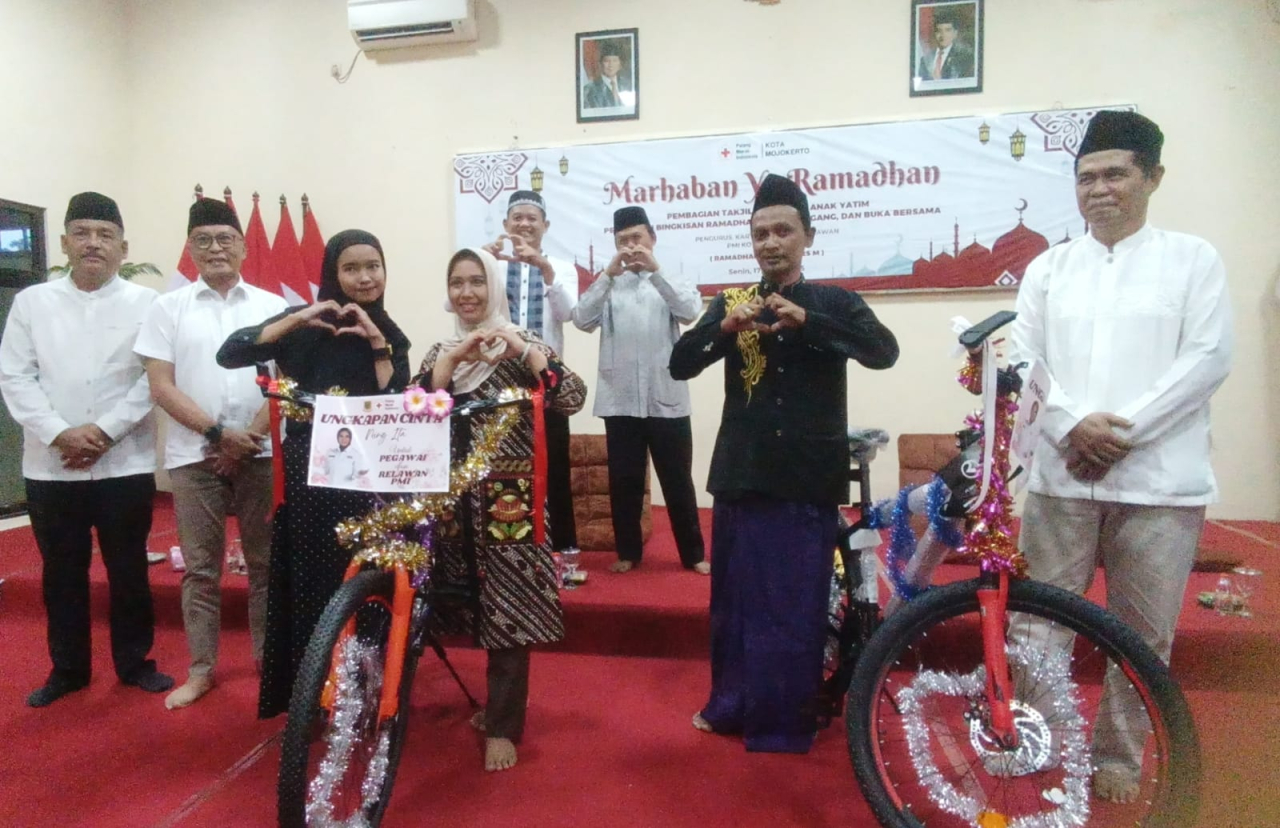 Wali kota sekaligus Ketua PMI Kota Mojokerto Ika Puspitasari saat memberikan doorprize sepeda gunung kepada karyawan PMI.