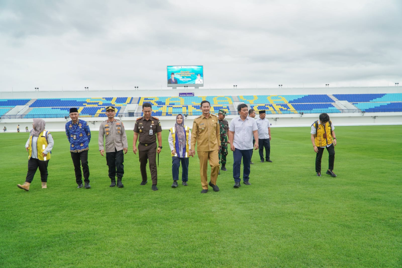 Bupati dan tamu lainnya saat melihat dari dekat kualitas rumput stadion Surajaya Lamongan. SP/IST