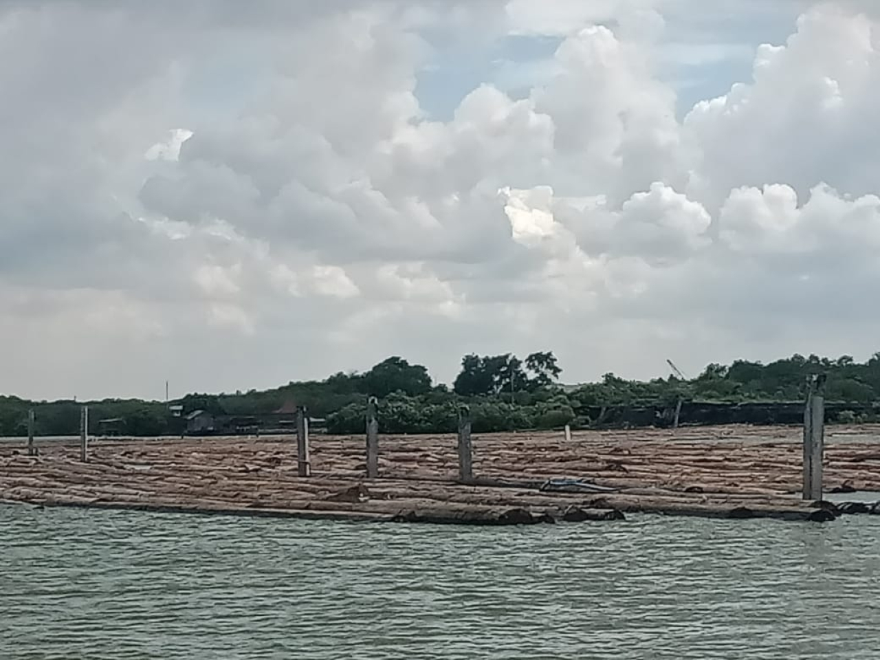 Pagar laut bentuk melingkar seluas sekitar 9 hektar milik PT Sumber Mas Plywood yang diduga kuat belum mengantongi izin PKKPRL dari KKP. SP/M Aidid