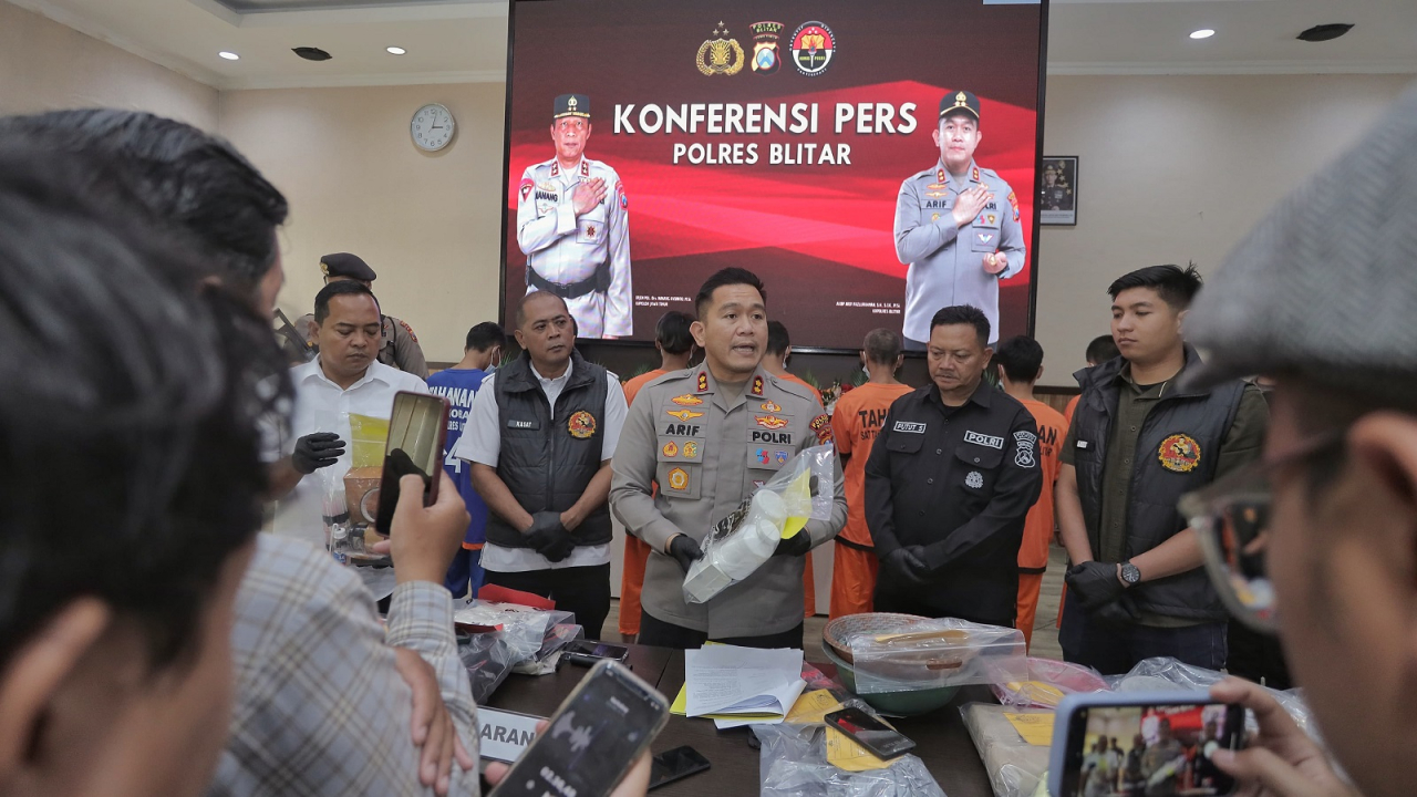 Kapolres Blitar menunjukkan barang bukti saat rilis. SP/Lestariono
