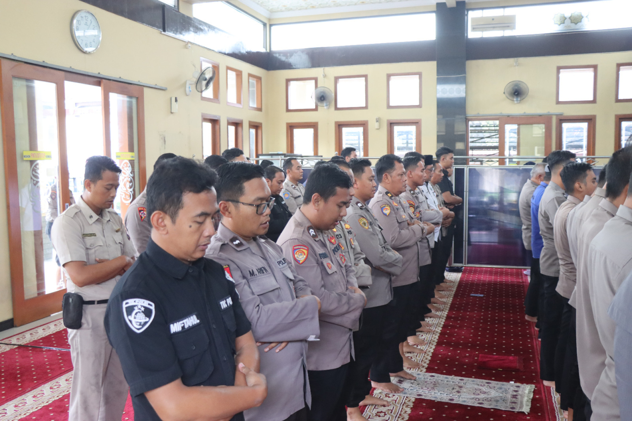 Jajaran Polres Blitar saat melakukan shalat ghaib untuk 3 anggota polisi yang gugur dalam bertugas. SP/Lestariono