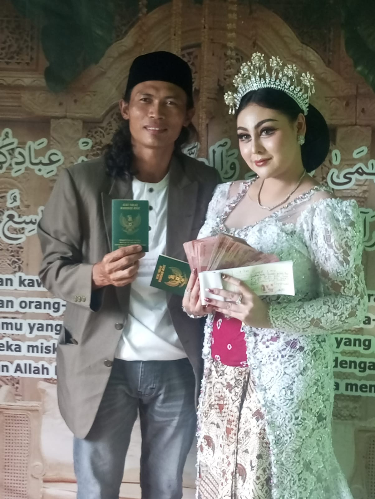 Usai resmi melangsungkan akad nikah, mempelai pria menunjukan surat nikah, sedangkan mempelai wanita tengah menunjukan uang mahar Rp 1 Miliar. SP/MUHAJIRIN 