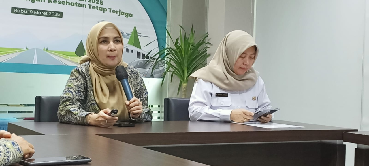 Kepala BPJS Kesehatan Mojokerto Elke Winasari dan Kepala Dinkes P2KB Kota Mojokerto dr Farida Mariana saat konpers. SP/Dwy AS