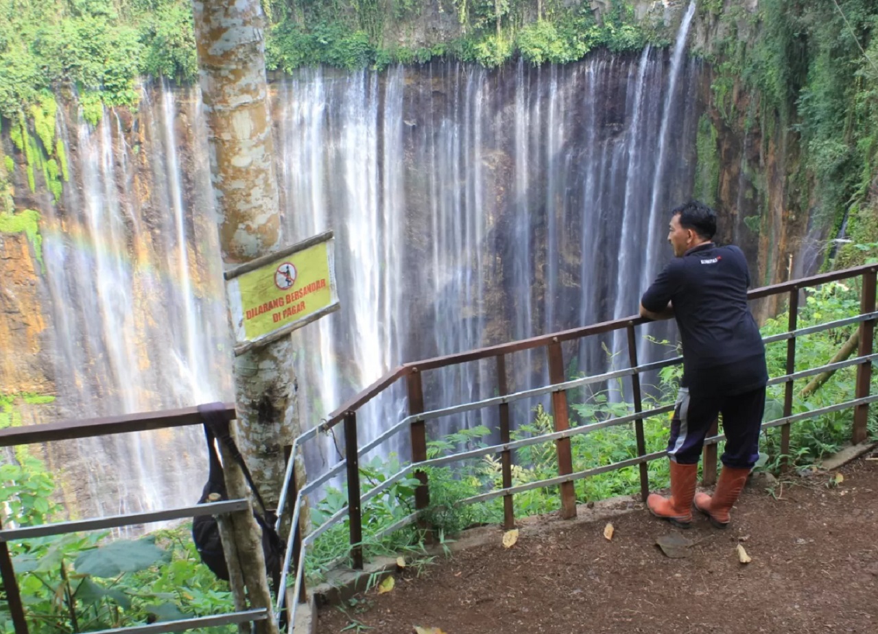 Salah satu pengunjung sedang menikmati wisata Tumpak Sewu, Lumajang, Jawa Timur. SP/ LMJ