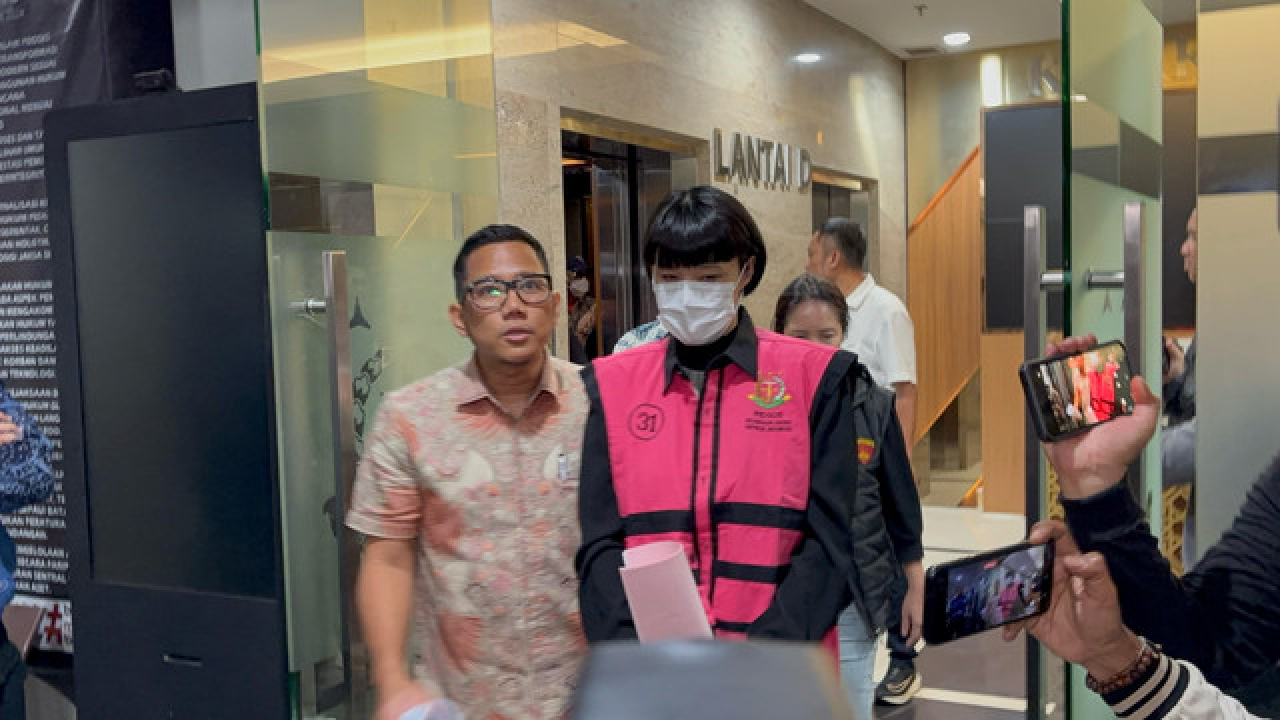 Ekspresi Marcella Santoso dengan tangan diborgol, saat ditahan karena diduga menyuap Ketua PN Jakarta Selatan, Arif Nuryatna.