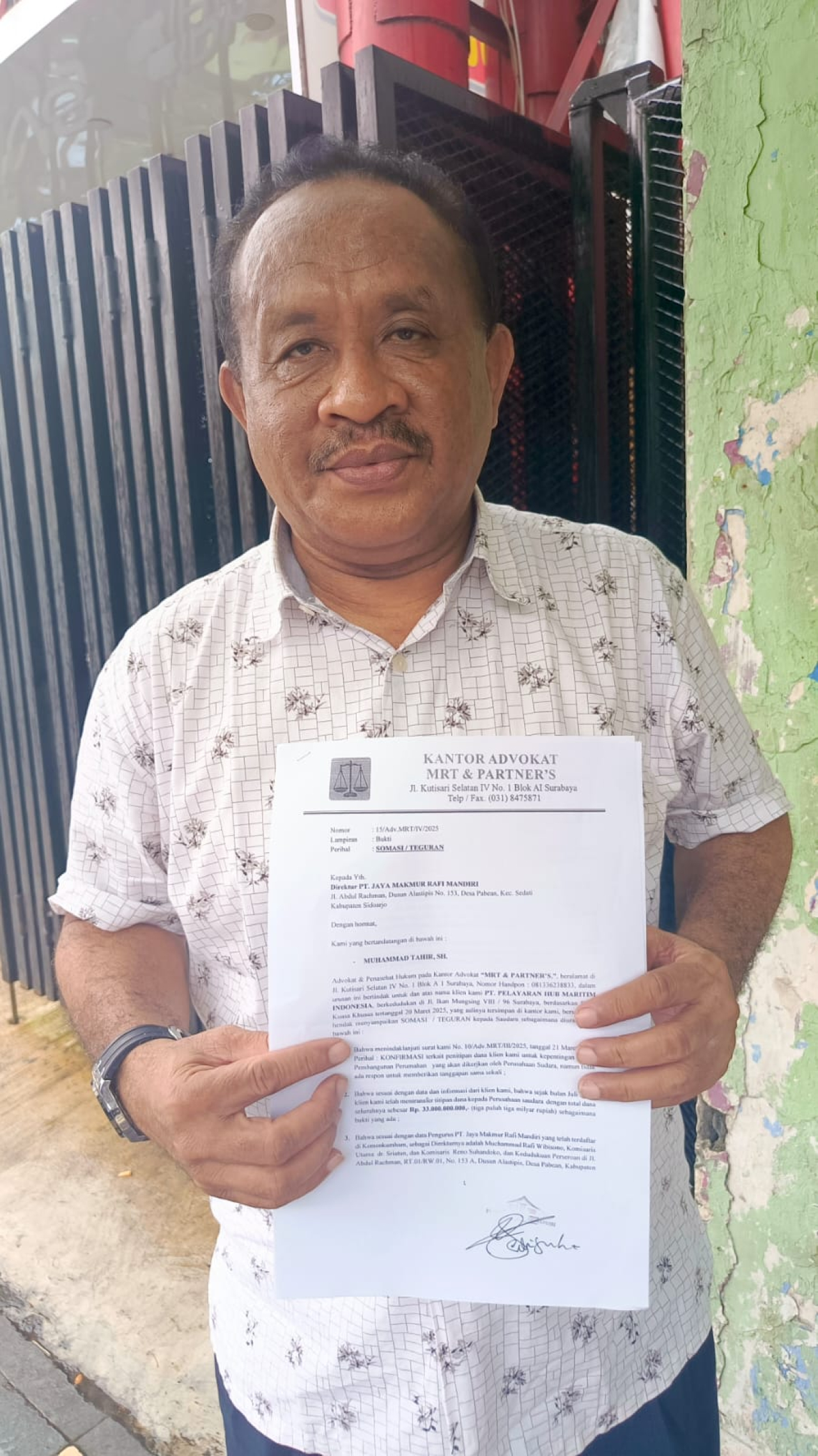 M Tahir SH saat tunjukkan somasi