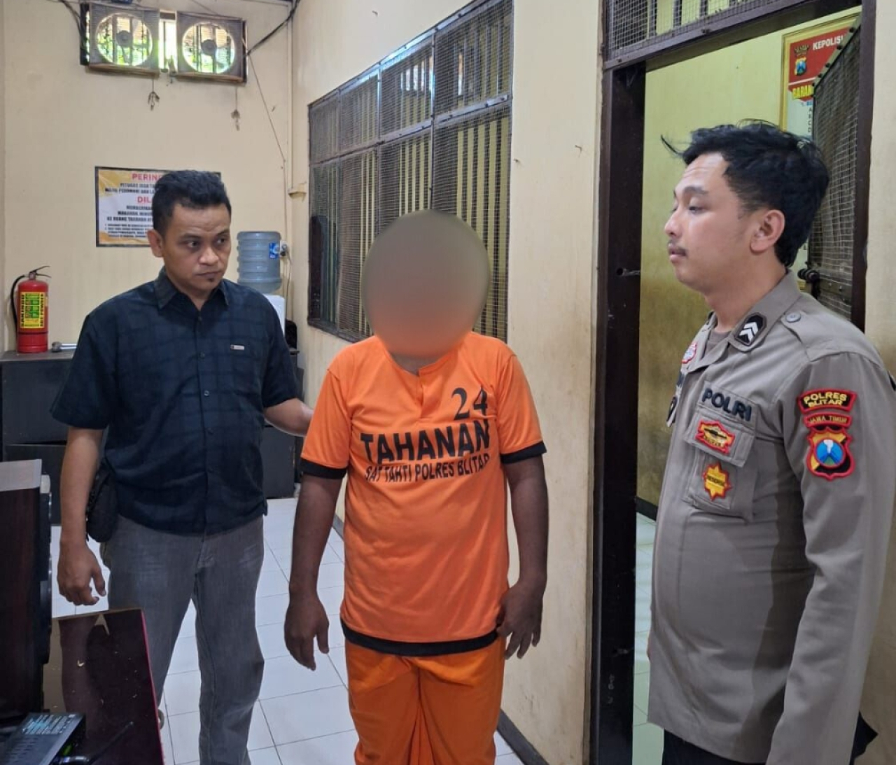 Tersangka saat digiring petugas.