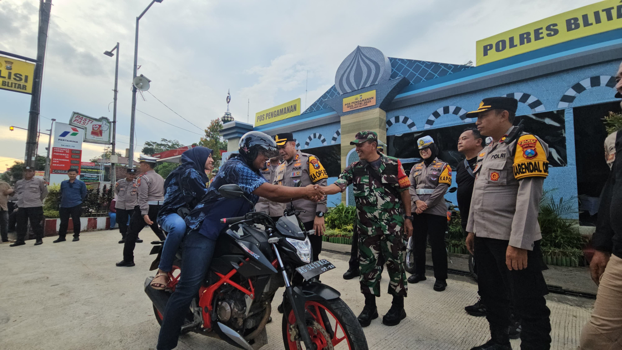 Kapolres Blitar saat  pantau arus balik lebaran dan bagikan helm.