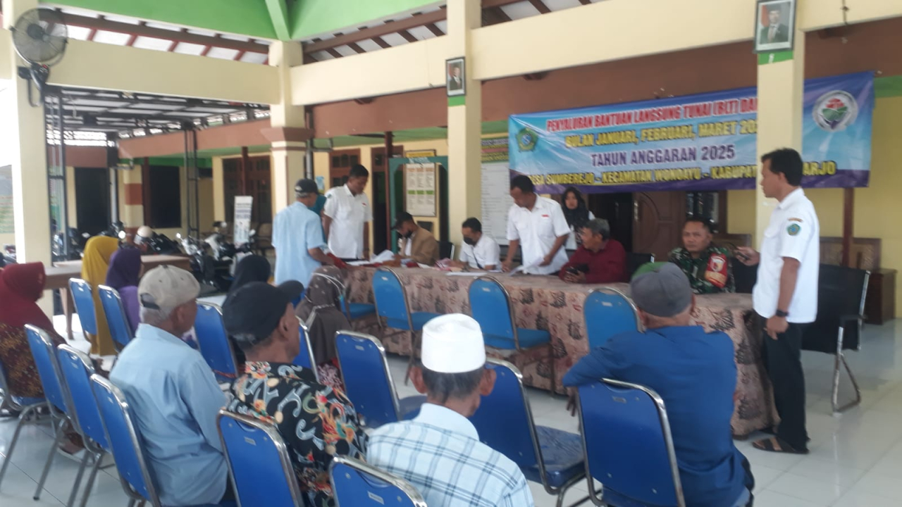 Penyaluran BLT-DD di pendopo kantor Desa Sumberejo, Kecamatan Wonoayu.