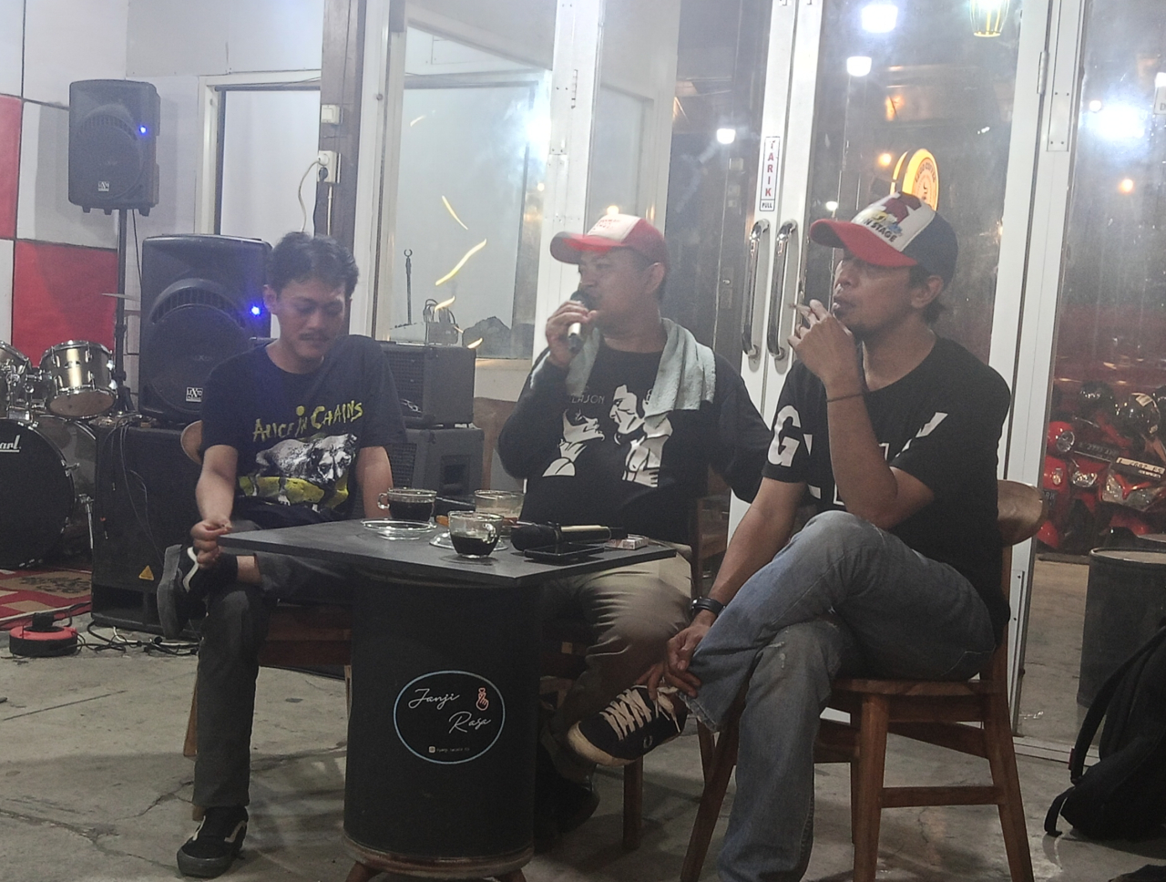 Acara makin seru dengan diskusi musik yang hangat.