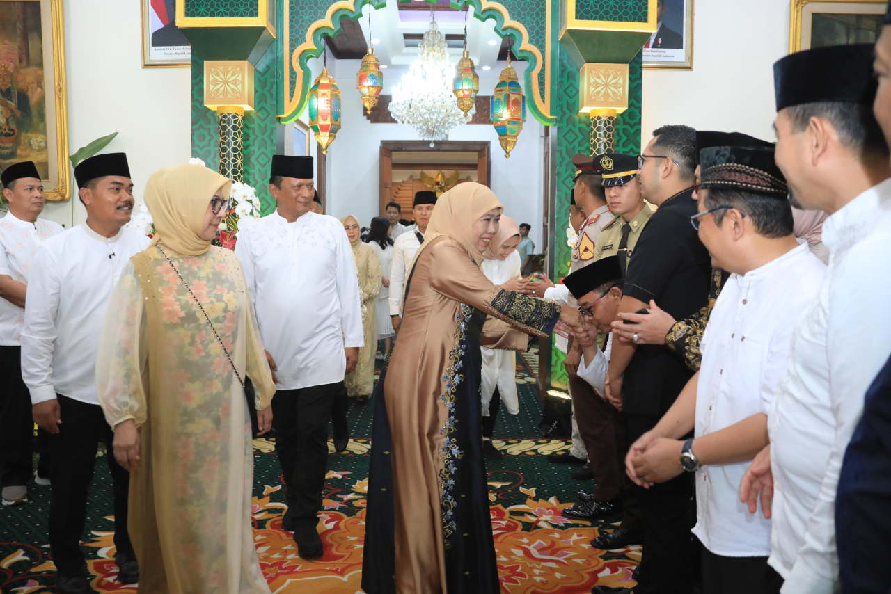 Gubernur Jatim Khofifah Indar Parawansa saat open house bersama jajaran Forkopimda Jatim dan seluruh Kepala Perangkat Daerah di Grahadi Surabaya, Senin (31/3/2025) pagi. Foto/Humas Pemprov