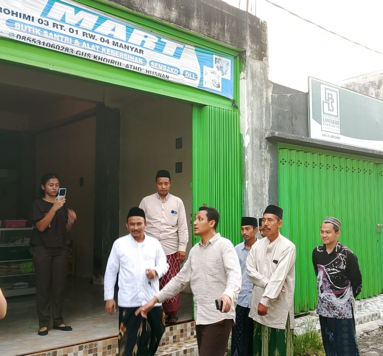 Tim penyidik yang dipimpin Kasipidsus Kejari Gresik Alifin N Wanda saat memeriksa bangunan yang diakui terlapor dibiayai dari dana hibah Pemprov Jatim 2019.