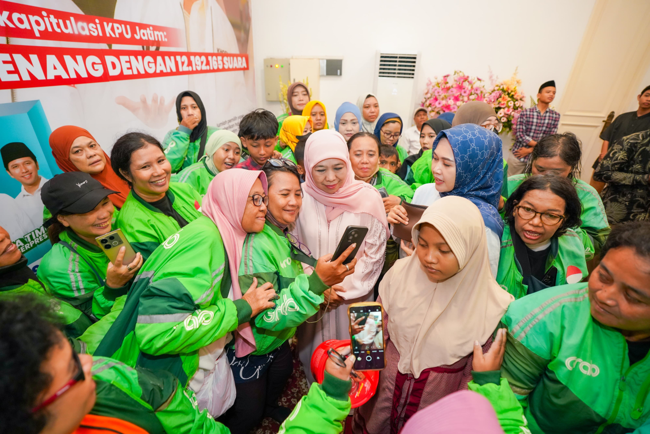Gubernur Jatim Khofifah Indar Parawansa pada momen Open House bersama driver ojol perempuan di kediaman Jl. Jemursari Surabaya, Selasa (1/4/2025). Foto/Humas Pemprov