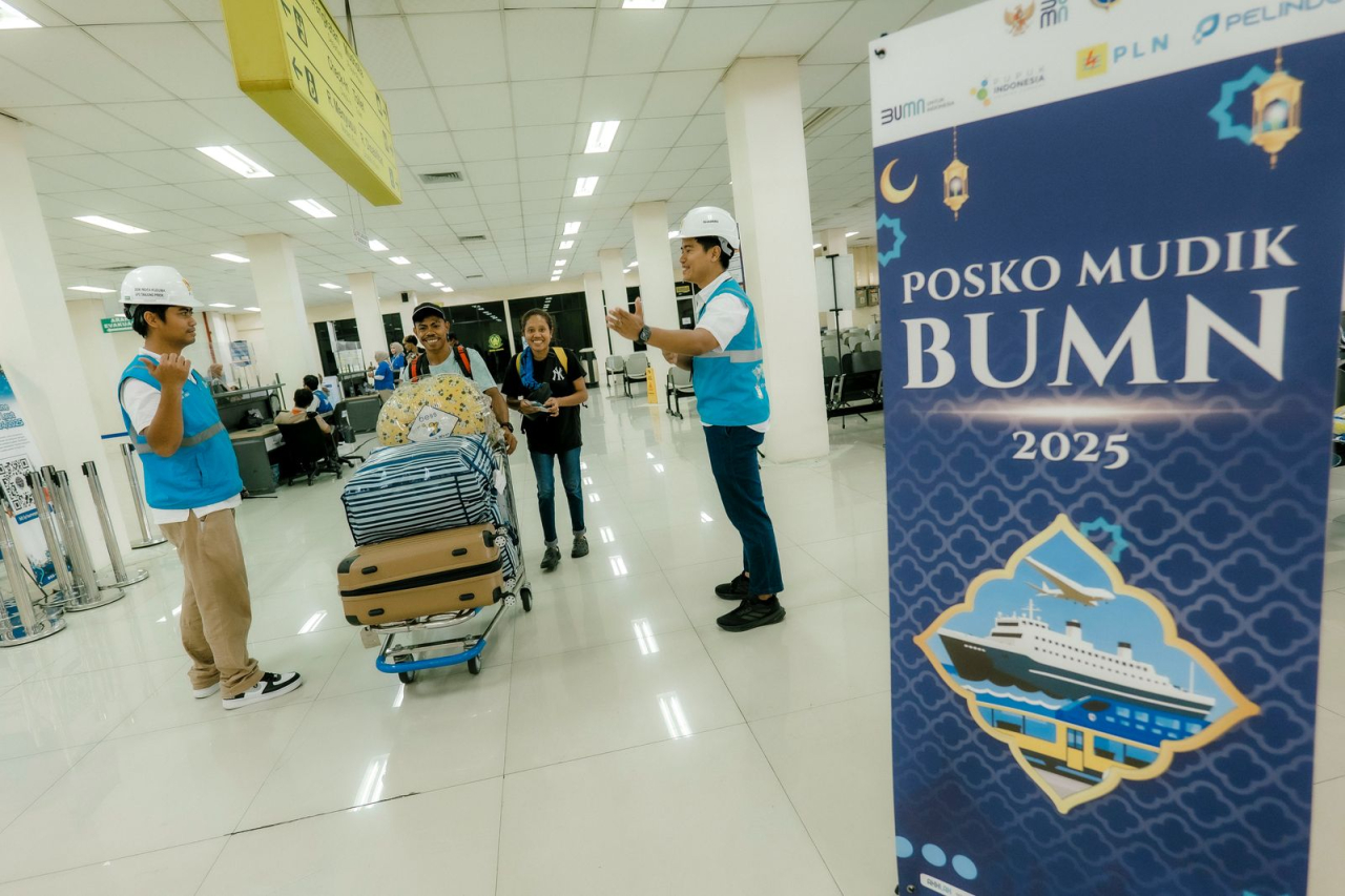 Petugas PLN ketika bersiaga di Posko Mudik BUMN 2025 di Pelabuhan Tanjung Priok, memastikan para pemudik nyaman berangkat ke kampung halaman. Foto/Humas PLN