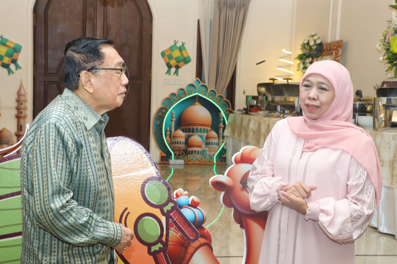 Gubernur Jatim Khofifah Indar Parawansa (kanan) saat menerima halal bihalal owner Maspion Grup Alim Markus di kediaman Jemursari Surabaya, Selasa (1/4/2025) malam. Foto/Humas Pemprov
