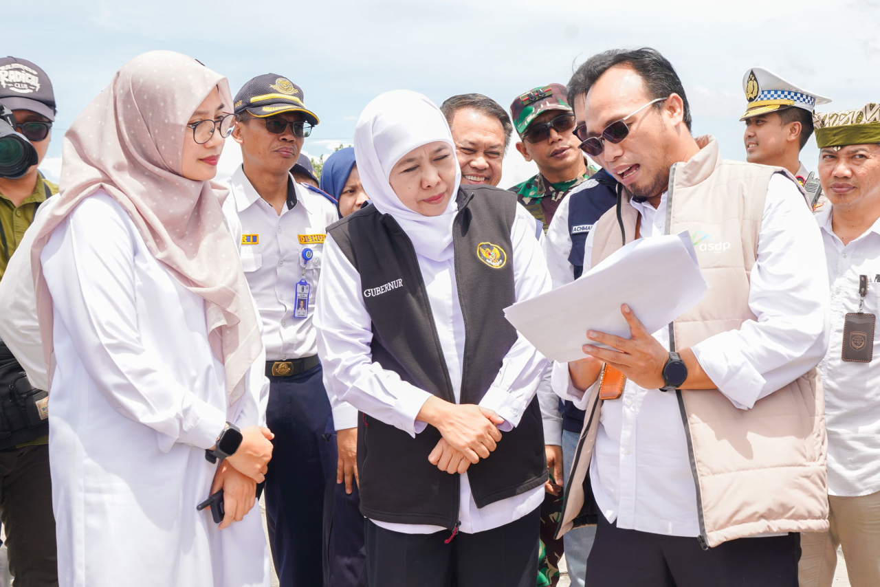 Gubernur Khofifah Indar Parawansa mengecek kesiapan operasional pelayaran kapal cepat jurusan Banyuwangi - Denpasar melalui Pelabuhan Boom, Banyuwangi, Jumat (4/4/2025)