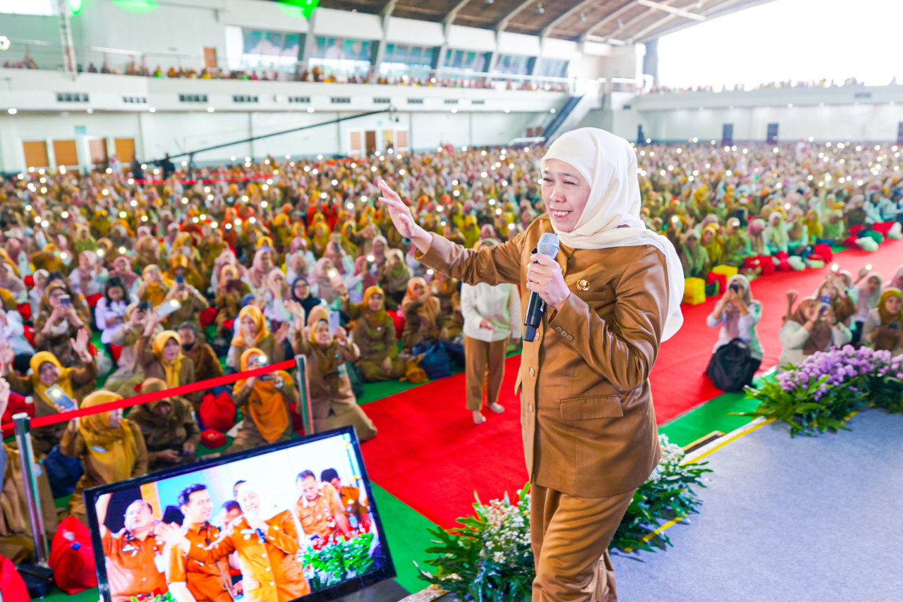 Gubernur Jatim Khofifah Indar Parawansa saat paparan pada acara halalbihalal dengan puluhan ribu ASN di Jatim International Expo, Jl. Ahmad Yani, Surabaya, Selasa (8/4/2025). Foto/Humas Pemprov