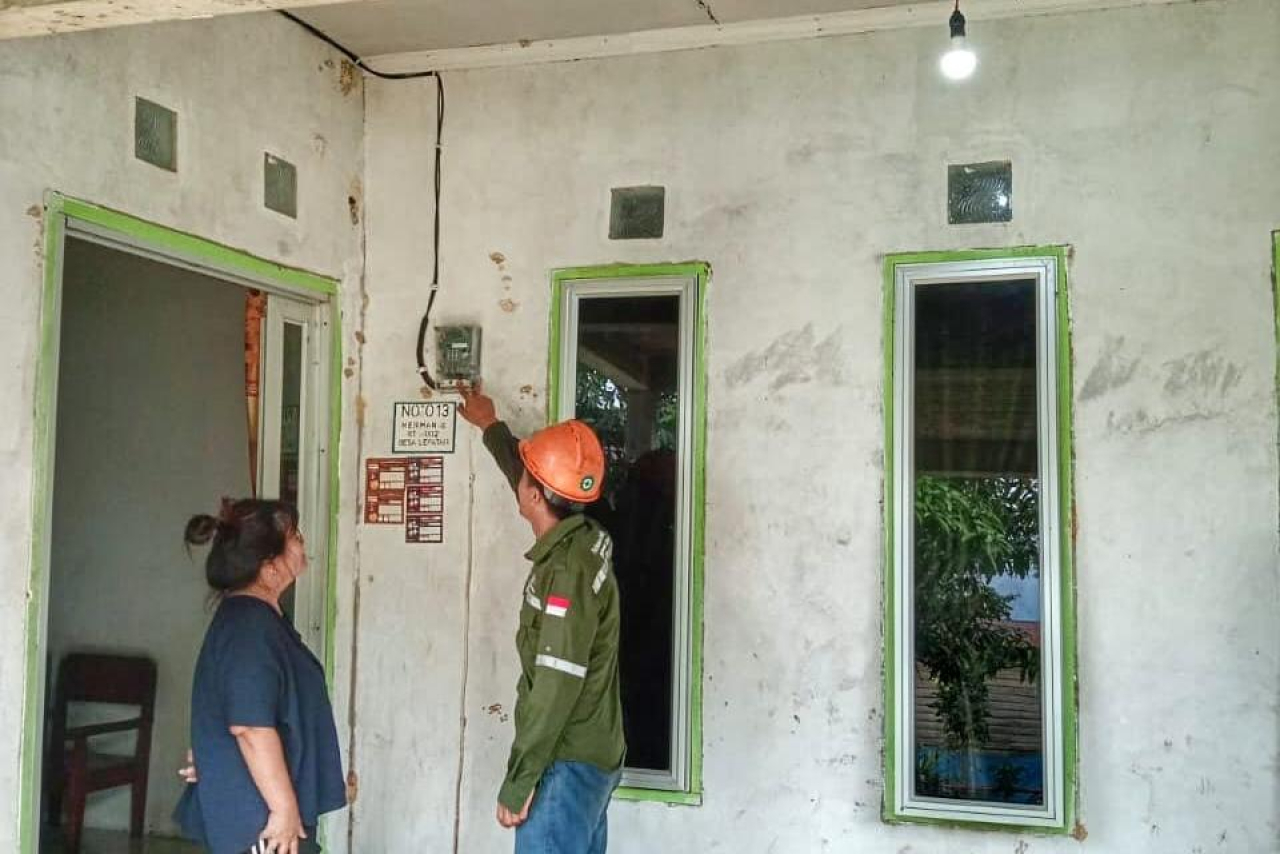 Petugas PLN melakukan penyalaan listrik di salah satu rumah warga di Kecamatan Krayan Timur, Kalimantan Utara. Foto/Humas PLN