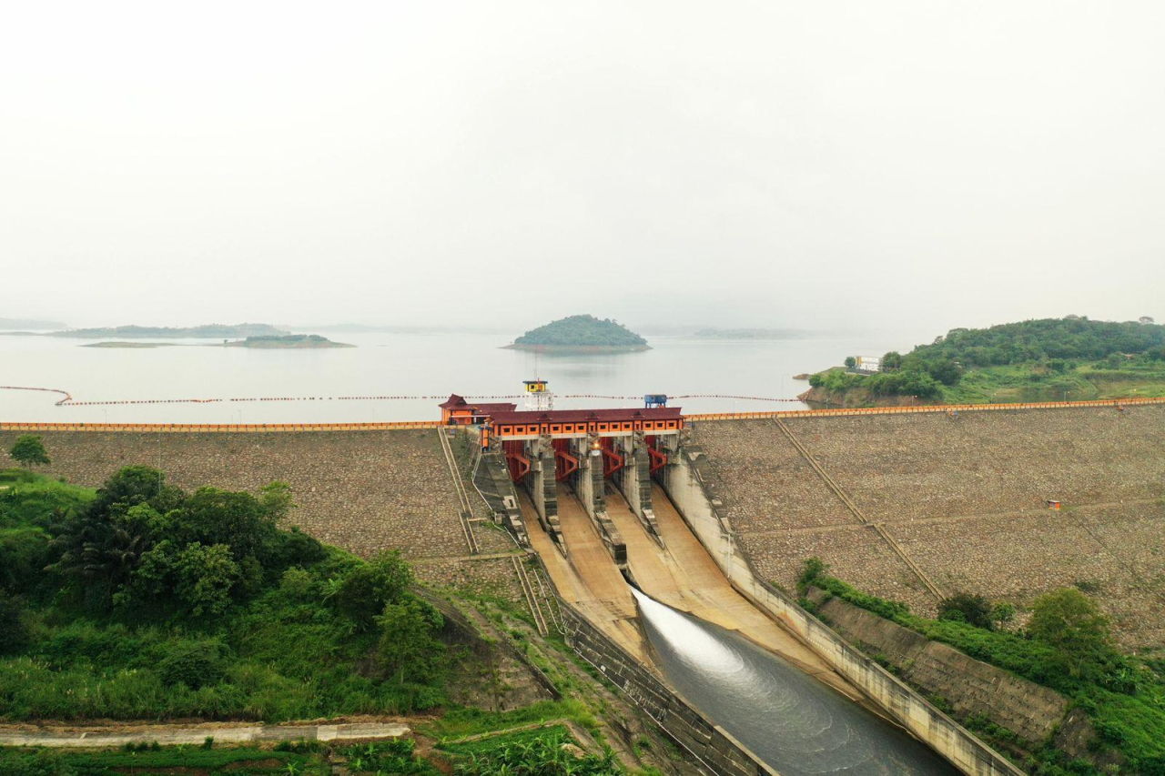 Waduk Jatigede yang terletak di Kabupaten Sumedang, Jawa Barat yang akan dikembangkan menjadi proyek PLTS terapung melalui kerja sama PLN dengan Masdar. Foto/Humas PLN