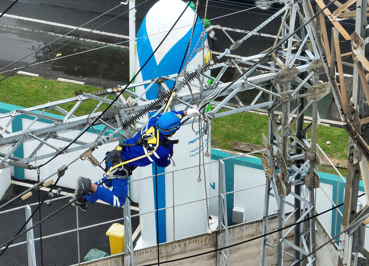 Ilustrasi petugas PLN secara rutin melakukan pemeliharaan infrastruktur guna menjaga keandalan pasokan listrik bagi masyarakat. Foto/Humas PLN