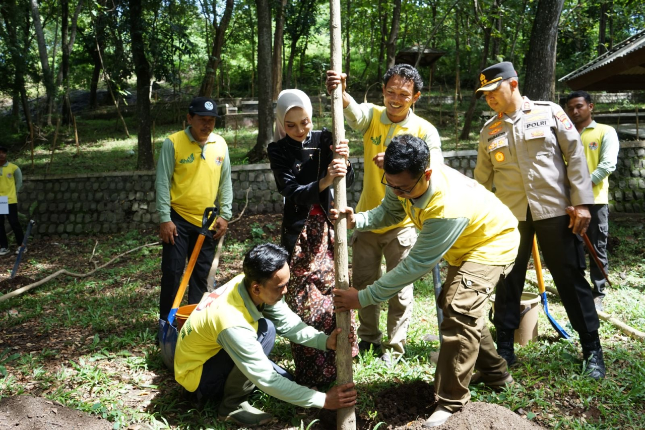 Wali Kota Kediri Vinanda Prameswati bersama pecinta lingkungan tanam pohon di kawasan Goa Selomangleng