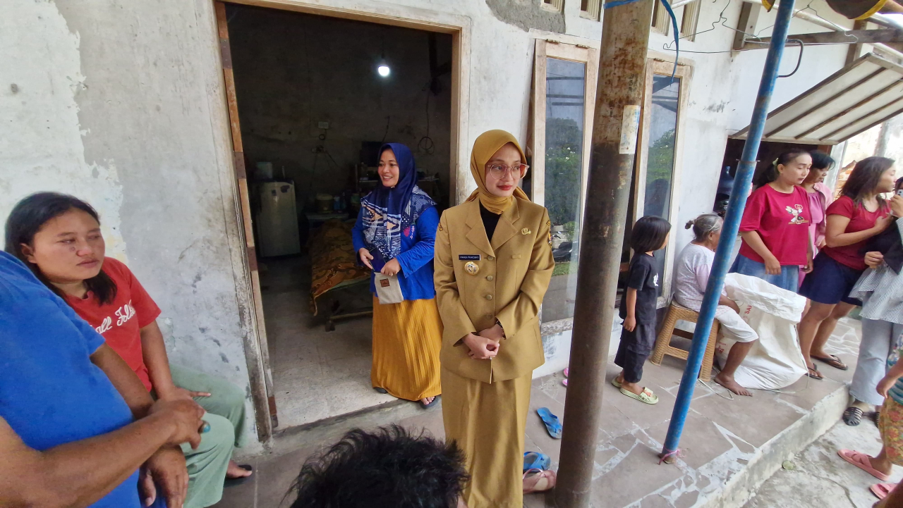 Mbak Vinanda saat berada di rumah duka Ibu Nasiatin Kelurahan Semampir Kota Kediri