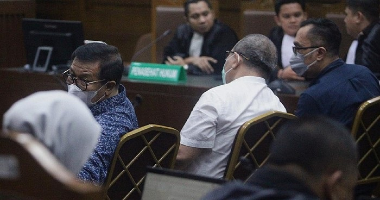 Ekspresi tiga hakim nonaktif PN Surabaya dalam kasus dugaan suap vonis bebas Ronald Tannur. Rencananya, Selasa (15/4/2025), akan dibacakan agenda tuntutan oleh jaksa, namun ditunda. Sidang ditunda karena jaksa belum siap dengan tuntutannya.