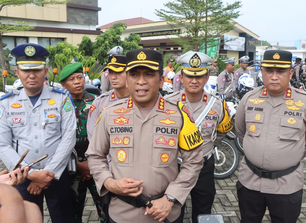 Kapolresta Sidoarjo Kombes Pol. Christian Tobing (tengah). SP/Hikmah