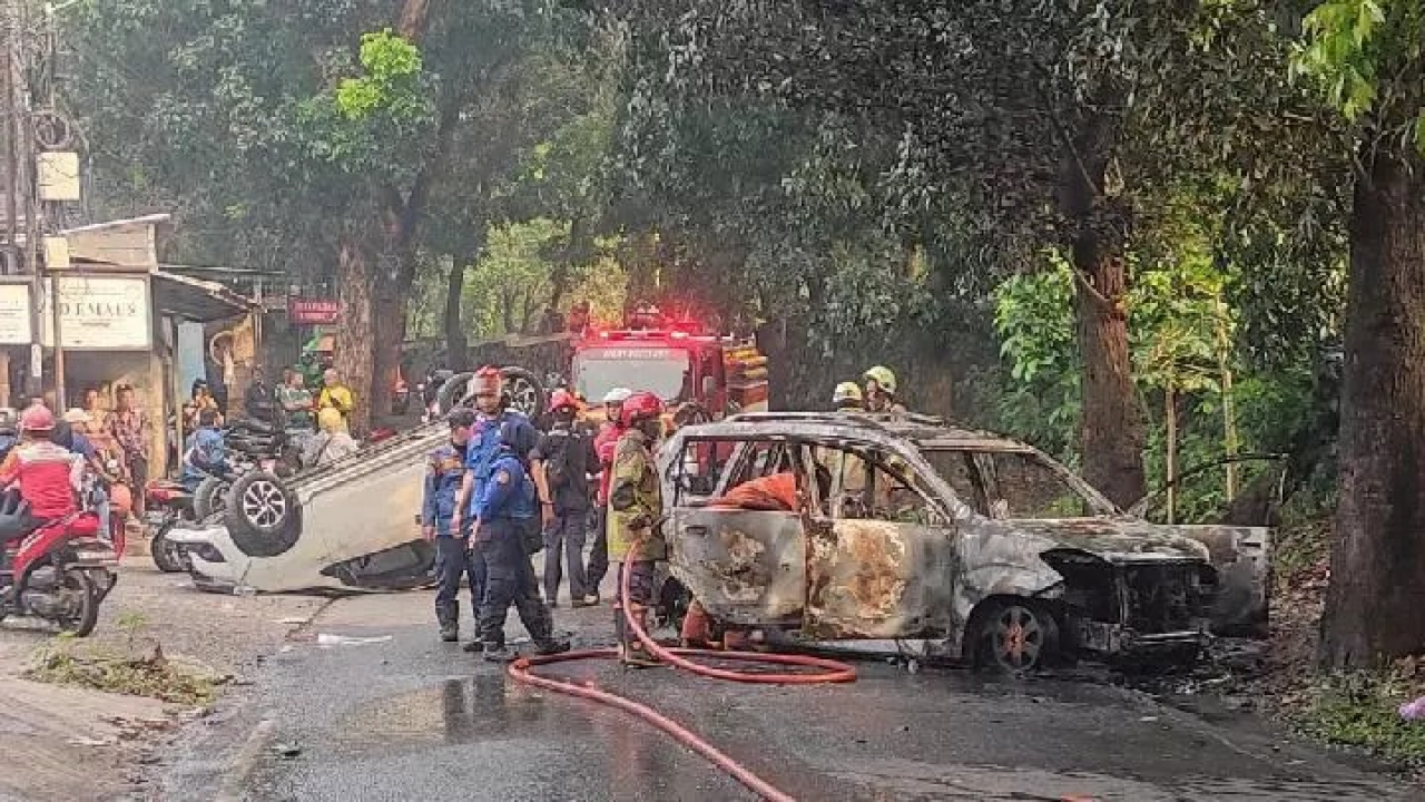 Aksi pembakaran mobil polisi yang dilakukan beberapa anggota Ormas di Depok, saat anggota Polres Kota Depok melakukan penindakan aksi premanisme di Kota Depok.