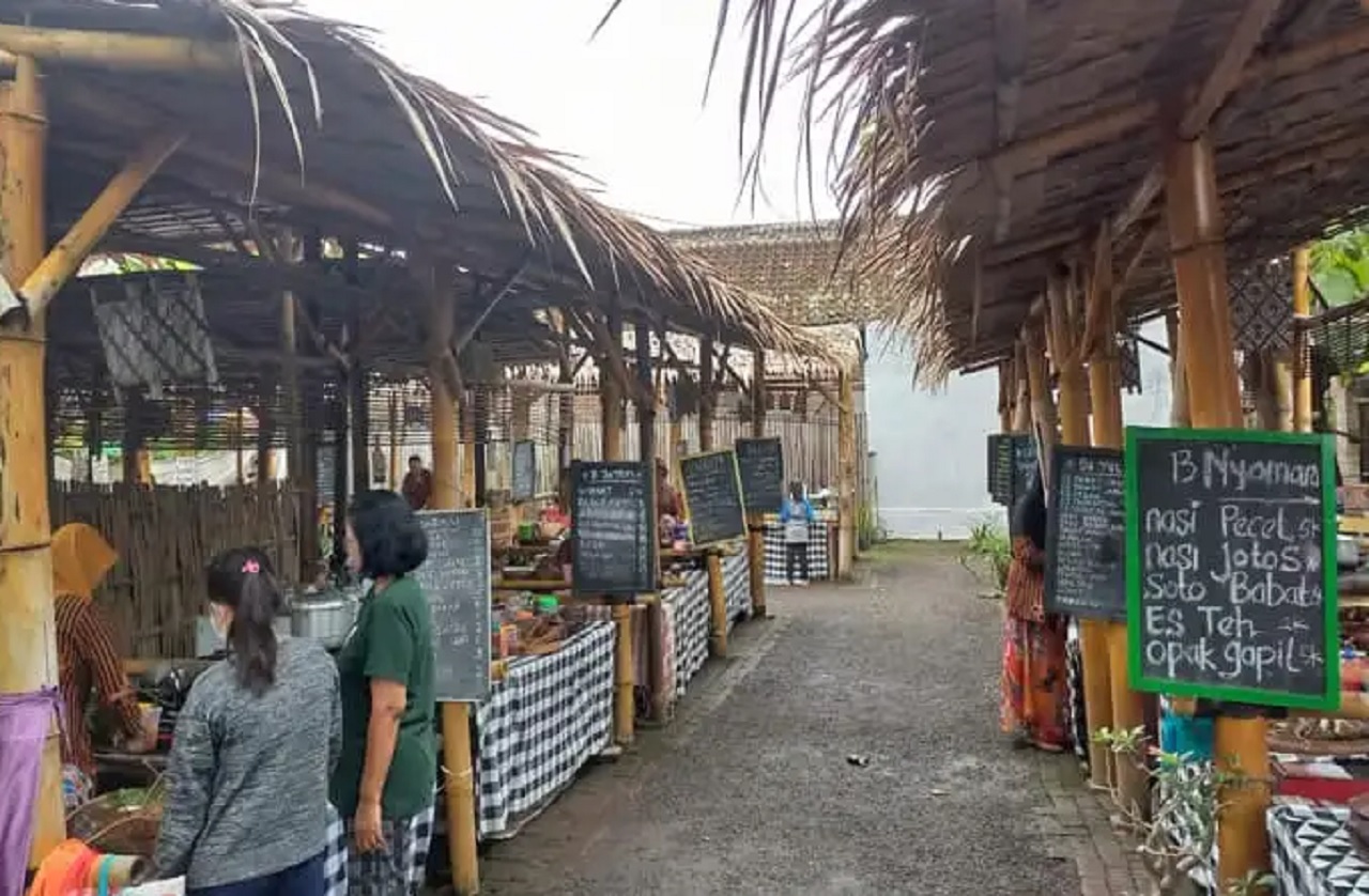 Pedagang berjualan beraneka makanan dan minuman tradisional di Pasar Pundensari, Desa Gunungsari, Kabupaten Madiun, Jawa Timur. SP/ MDN